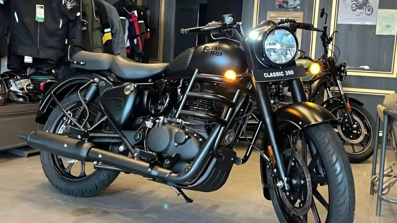 Royal Enfield 350 Bullet – Classic Retro Design, Refined 350cc Engine with 49KMPL Mileage, Comfortable Ride & Modern Features!